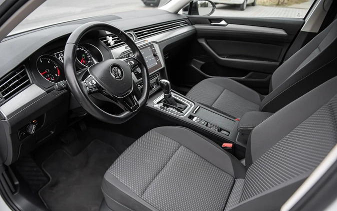 Volkswagen Passat cena 66900 przebieg: 135300, rok produkcji 2018 z Radom małe 596